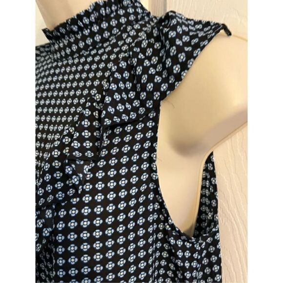 Who What Wear Navy Blue Sleeveless Top. High neck. Size XS - Picture 3 of 5